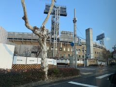 「キッザニア甲子園」は「ららぽーと甲子園」にあります。カーナビに駐車場ではなく建物の裏側に案内されてしまい、ちょっと迷ってしまいました(^◇^;)
おかげで「甲子園球場」をみられました。