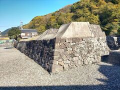 こちらはその隣にあった樺崎砲台跡。
宇和島湾を黒船と呼ばれた外国船から守るために築造された砲台の跡が宇和島市歴史資料館の隣にありました。
江戸の末期の安政年間、今から開く160年ほど前に造られた砲台には、オランダ流砲術の「三十六ポンドカノン砲」と呼ばれた大砲が5基設置されていたそうです。

