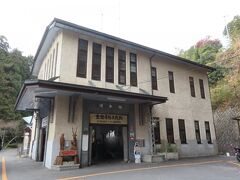 比叡山の玄関口、ケーブル坂本駅の駅舎は1927年の開業時の建物で国の登録有形文化財だそうです。

駐車場は駅舎の横は既に満車でちょっと離れた場所に停めました。
