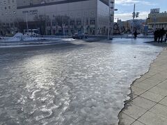 シャトルバスで函館駅に着いて、雪っ！じゃなくて完全な氷じゃないですかっ！
この場では秘密兵器を出さず、つるっつるぅの氷の上を転ばないように行かないと！

しかもシャトルバスは現金のみという・・・
そして、財布を見ると何故か50円玉が8枚もあって100円玉がないという・・・