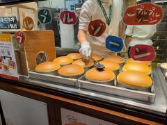 大阪いらっしゃいキャンペーンのクーポンで
りくろーおじさんのチーズケーキを買いました。
焼き立てのぷるぷるゾーン。