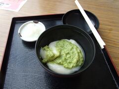 毛越寺でずんだもちを食べる