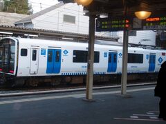 でんちゃ！
名前がかわいらしいので気になっていた電車です。白と青でキレイ。香椎駅で停車していました。近くの窓から撮影。
交流電源による蓄電池式電車だそうです。