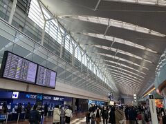 今回は羽田空港からのスタートです。
3連休初日ということもあり、空港内は結構混んでいました。