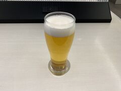 ラウンジもたくさんの人。
ビールを1杯だけいただいて搭乗口へ行きました。