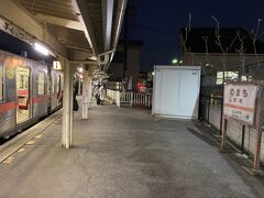 鶴来駅から約30分、終点の野町駅に着いた。
日が一番短い今の時期、早くも真っ暗になってしまった。