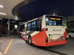 野町駅は金沢市内の南のやや外れ、住宅地の中にあり、駅前のバス乗り場から金沢の中心部方面に向けたバスが接続している。