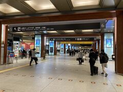 昼間よりは減ったとはいえ、まだ人通りが多い金沢駅の通路。