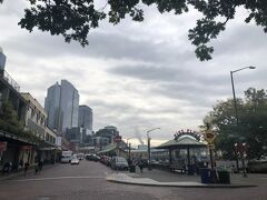 やってきたのはPike Place Market（パイクプレイスマーケット）。
ザ・シアトルの観光地ですね！
