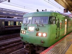 　京都駅で湖西線に乗り換えます。少し古びた緑色の車両、何気に結構好きです。