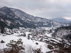 　つるつる滑る道を何とか登って、荻町城跡展望台へ。ここから雪景色を眺めるのは今回が初めてです。