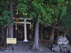 さて、これから【那智の滝】を参拝する為に
熊野那智大社別宮【飛瀧神社】の鳥居をくぐります。