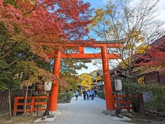 駐車場の入口がわかりづらくて、神社を２周してしまいました。
そして結局コインパーに(；・∀・) 
料金は変わらなかったです。30分毎200円でした。

正式名称は「賀茂御祖神社（かもみおやじんじゃ）」。
山城国一宮。主祭神は、玉依姫命、賀茂建角身命です。