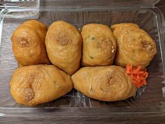 ホテルに戻って夕食タイム♪

やっぱりいなり寿司かな！
っと、参道にあった「花家」で購入しました♪