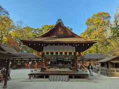 こちらは「河合神社」、下鴨神社の摂社です。
御祭神は神武天皇の母、玉依姫命。
玉依姫命は美麗の神として信仰されています。

ゆっくり見たかったのですが、この時わたくしとってもお手洗いに行きたくてですね…(´；ω；｀) ささっとお参りを済ませて、トイレ探しの旅へ～～～（笑）