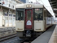 長野駅から飯山線のおいこっとに乗車。TOKYOを反対から読んだ列車名。JR東日本の「のってたのしい列車」の一つだが、お食事は出ない。コロナのせいか、お土産もなかった。
えきねっとで指定席の取り方が難しく、普通に予約するとロングシートしか出てこないが、「のってたのしい列車」からBOX座席を選ぶ必要がある。