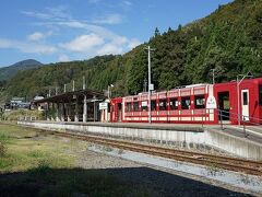 森宮野原駅で13分停車。まだ長野県だが、隣の津南町から魚沼産こしひかりのプレゼントがあった。
魚沼産コシヒカリと言ったら全国的なブランドだが、魚沼を名乗れる地域はかなり広範囲。新潟県の南部の飛び出した部分は全部魚沼らしい。