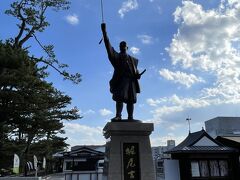松江開府の祖である、堀尾吉晴公の像です。