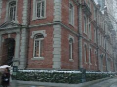 丸の内ブリックスクエアと手前が三菱美術館。レトロ建築と現代的な建物のコラボレーション。赤レンガがとてもクラシカルな雰囲気です。

美術館の周りの植木にもたくさん雪が積もっています。