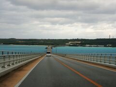 宮古島に戻り、伊良部大橋を渡って伊良部島に入りました。海の駅はまだ開店前の様子。