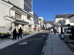 中町通りまで来ました。

中町通り
西から東へ抜ける善光寺街道 （北国街道西街道）沿いにあり、主に酒造業や呉服などの問屋が集まり繁盛してきました。
しかし江戸末期や明治に南深志一帯が大火に見舞われ主要な施設や町家が多数失われました。
再三にわたる火災から守るため、商人たちの知恵で「なまこ壁の土蔵」が造られ、その白と黒との簡潔なデザインの土蔵造りの家が中町付近には今なお多く残っており、古き松本の雰囲気を漂わせています。