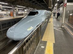 山陽新幹線みずほ号の指定席で、新大阪を早朝6時出発。