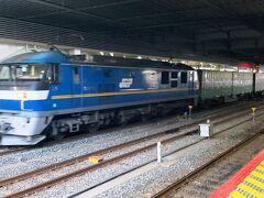 EF210の300番台がけん引する貨物列車、福山特急が通過。