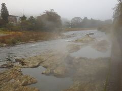 　今も立ち上がる湯気。瀬見温泉の名は弁慶の薙刀「せみ王丸」に由来するとも言われています。