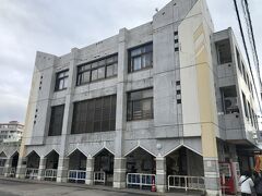 買い物のあと、バスターミナルに戻って、初日と同じバスでクラブメッドに戻ります。
この時点でほぼフリーパスの元は取れたという感じですね!!
あとは使うだけ得という感じですね!!
明日はこちらに早めに来て竹富島に行こうということになりました。
最初はホテルでゆったりという感じで、竹富島行の予約もとっていませんでした。
閑散期だから何とかなるという思いと、何度か自分は来ている間でだいたいのことはわかるから心配してないですね。
バスを乗る時にもらった割引券の有効利用です。