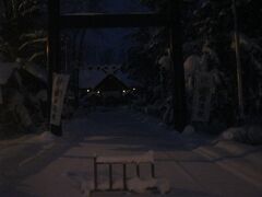 12月26日朝。

この日を以って、2021年の和寒町ともお別れです。
まずは和寒神社にて、今年一年の感謝の意を伝えると共に、この先の旅路の安全を祈願して…。

パンパンッ（合掌）。