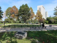 「迎賓館赤坂離宮」前には「若葉東公園」。

ちょうど正門のすぐ近くにあります。
公園はとても静かでほっこりできる憩いの場でした。
ゆっくりベンチに座ってランチをとっている人がいるー。
なんて贅沢なランチなんだ！（笑）。