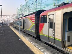 四国に入り最初の駅、宇多津駅に到着。
ここで、後ろに高松からの列車、特急「しまんと」を増結するため、5分以上停車する。