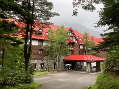 そんなこんなで河童橋まで近づいてくると、とたんに空気が水っぽくなり、雨が振り出しました。ホテルに戻ろうよという相方さんを説得し、最後に帝国ホテルに行ってみたい！とバスで帝国ホテルに向かうことに。