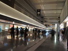 朝食をGETしたら、保安検査場を抜けて搭乗口へ向かいましょう