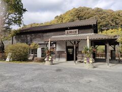 最後に立ち寄ったのが嘉例川駅

無人の駅舎で時間が合えば、はやとの風が停車します。そして、猫駅長にも会えるかなぁなんて。