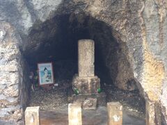 東平安名崎灯台へ向かう途中にあるマムヤの墓。