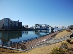 隅田川に出ました。
向こうに見えるのは、尾竹橋。