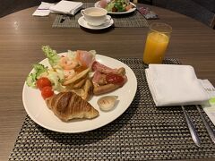 7時半ピックアップなので6時半に朝食会場に向かいます。リゾートの朝は遅いのが定番だと思っていたら、入るのに少し並びました。朝食はバイキング方式で沖縄料理なども少しあります。