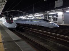 新下関駅に上り広島行きの500系が停車しています。