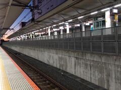 早朝のＪＲ浦和駅。
暗い中、自宅最寄り駅から始発電車で出発し、
やっと空が明るくなってきました！！
ＪＲ高崎線の電車を待っていますが寒いなぁ・・・