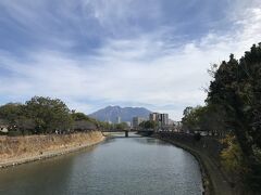 甲突川から、桜島を眺める

川がある街はすきだ～～
