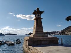 鞆の浦を紹介する写真に必ずと言ってよいほど登場するのが、鞆港西側の雁木の南端に立つ常夜燈。
