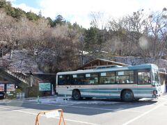 約１時間半、秩父鉄道に乗った後は西武バスへと乗り換えます。
車内は満員で座ることが出来ませんでした。
神社へ向かう唯一の公共交通手段なので仕方ないのかも。
休日とはいえ意外と早朝から参拝に行く人が多いんだなぁ！！と思いました。
三峰口駅前のバス停から約４０分程で三峯神社駐車場に到着しました♪