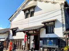 常夜灯の目の前には、江戸時代に建てられた文化財に登録されている「大蔵」と呼ばれている蔵をコンバージョンした「いろは丸展示館」があります。
1867年5月に、鞆の沖合で起こった坂本龍馬の海援隊の「いろは丸」と紀州藩の「明光丸」の衝突事件に関するものを展示する博物館です。
