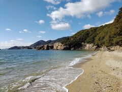 仙酔島に上陸しました。
仙人が酔いしれたほど美しい景色という伝説を持つ島で、ハイキングコースや海水浴場な度が整備されていますが、ハイキングコースは閉鎖されてはいれませんでした。
日帰り温泉の入浴施設と国民宿舎だけの何もない島です。
国民宿舎は休館中のようで閉まっていました。
