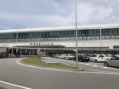 ●富山駅

富山市街の眺望を楽しんだところでそろそろタイムアップとなり、そのまま歩いて「富山駅」へと戻ってきました。

今回は駅南側の限られたエリアの観光となりましたが、城址公園を中心に見どころがまとまっていて散策し易く、１番の目的だった「松川辺り」の桜とお城を十分に堪能できました♪