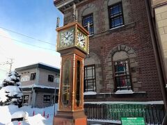 小樽オルゴール堂のシンボル、蒸気時計
世界最大の蒸気時計で、15分おきに、上部にある5つの汽笛が5音階のメロディーを奏でます。
