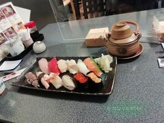 小樽と言えば寿司
夕食は魚真で握り寿司を頂きました。