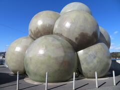 寒くなってきて私はこの中で待つ事にしました。
ここは、なんと駐輪場なのです。
それも今話題になってる妹島和世氏と西沢立衛氏の建築家ユニットSANAA（サナア）の作品だったのです。ビックリ！
ちょっと走ればアートに出逢える。直島、最高です。