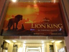 アカデミー賞授賞式会場でもあるドルビー・シアターの入口上部にも大きなライオン・キングのバナーが掲げられている。